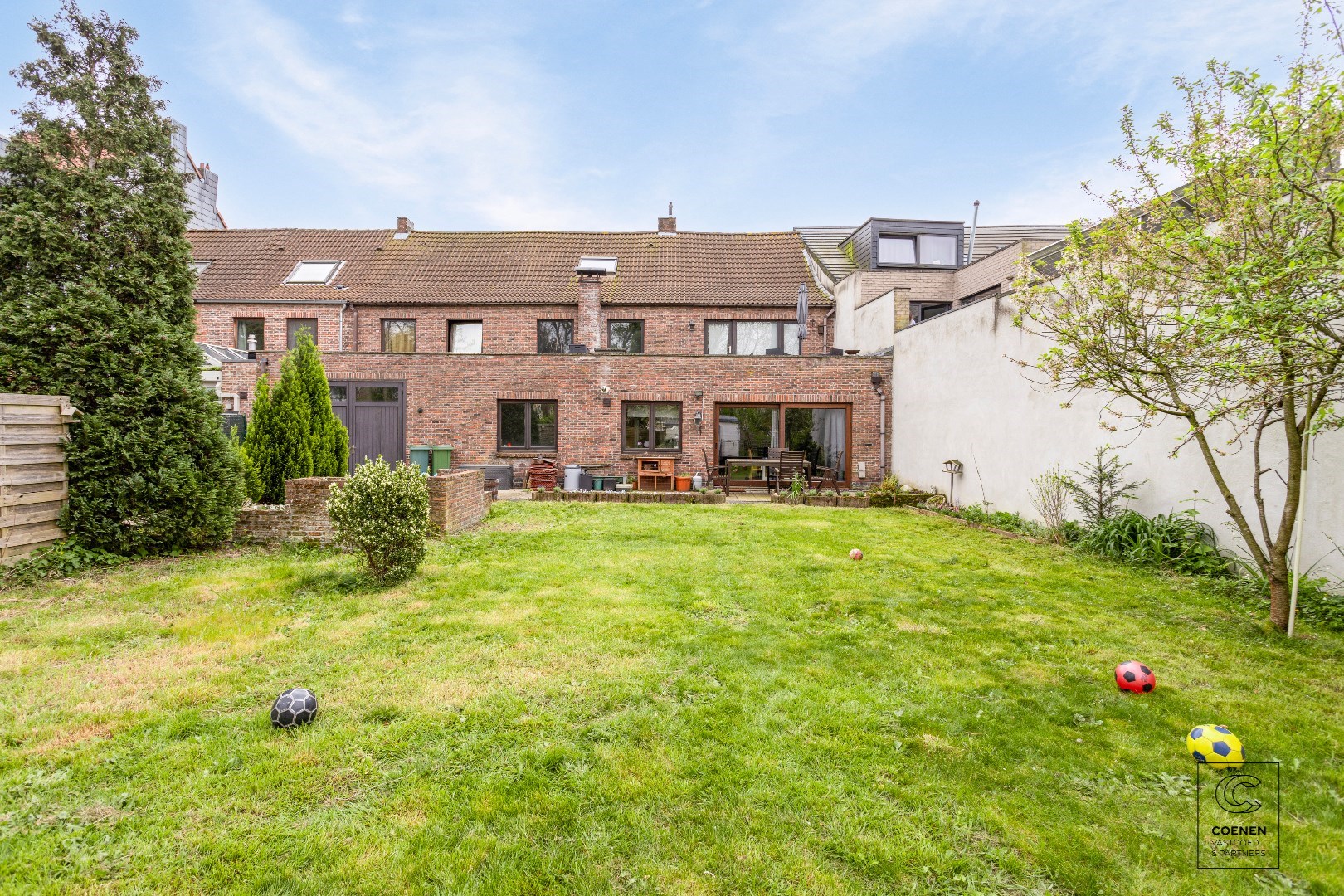 OPBRENGSTEIGENDOM bestaande uit twee appartementen en twee studio's op een perceel van 568 m2 gelegen op een uitstekende locatie te Hoboken 