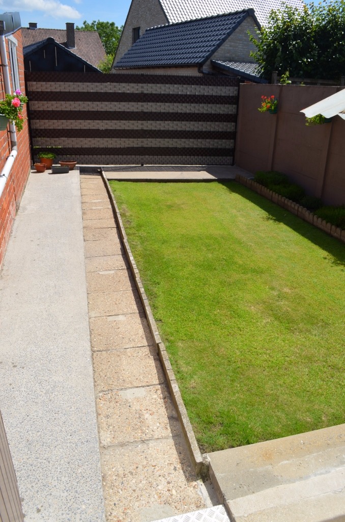 Lichtjes op te frissen woning met garage en tuin te centrum Maldegem 