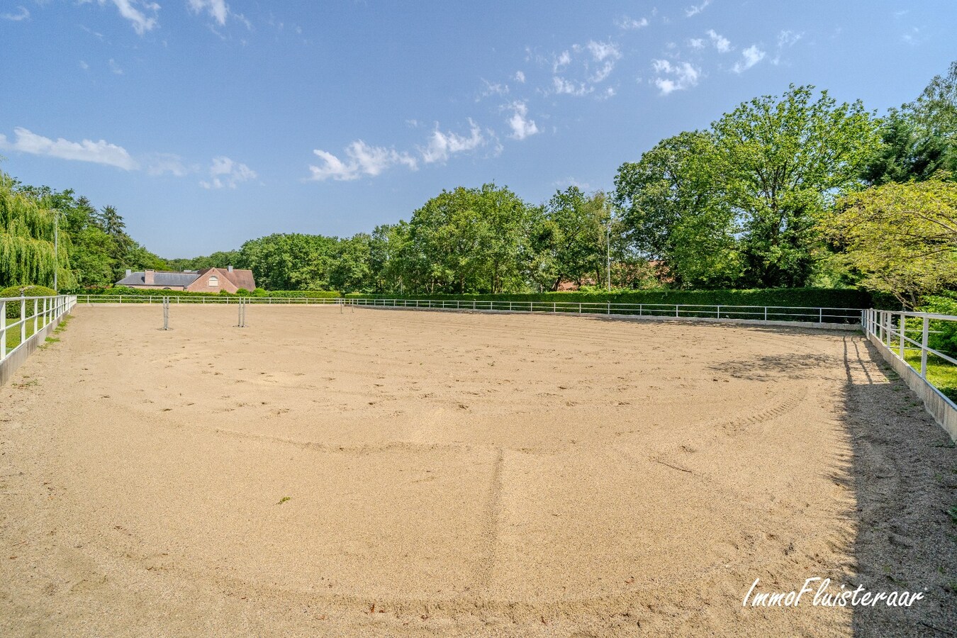 Exclusief eigendom met twee volwaardige, zelfstandige villa-woningen, een conciërgeverblijf en luxueuze paardenfaciliteiten op ruim 2 ha te Brasschaat 