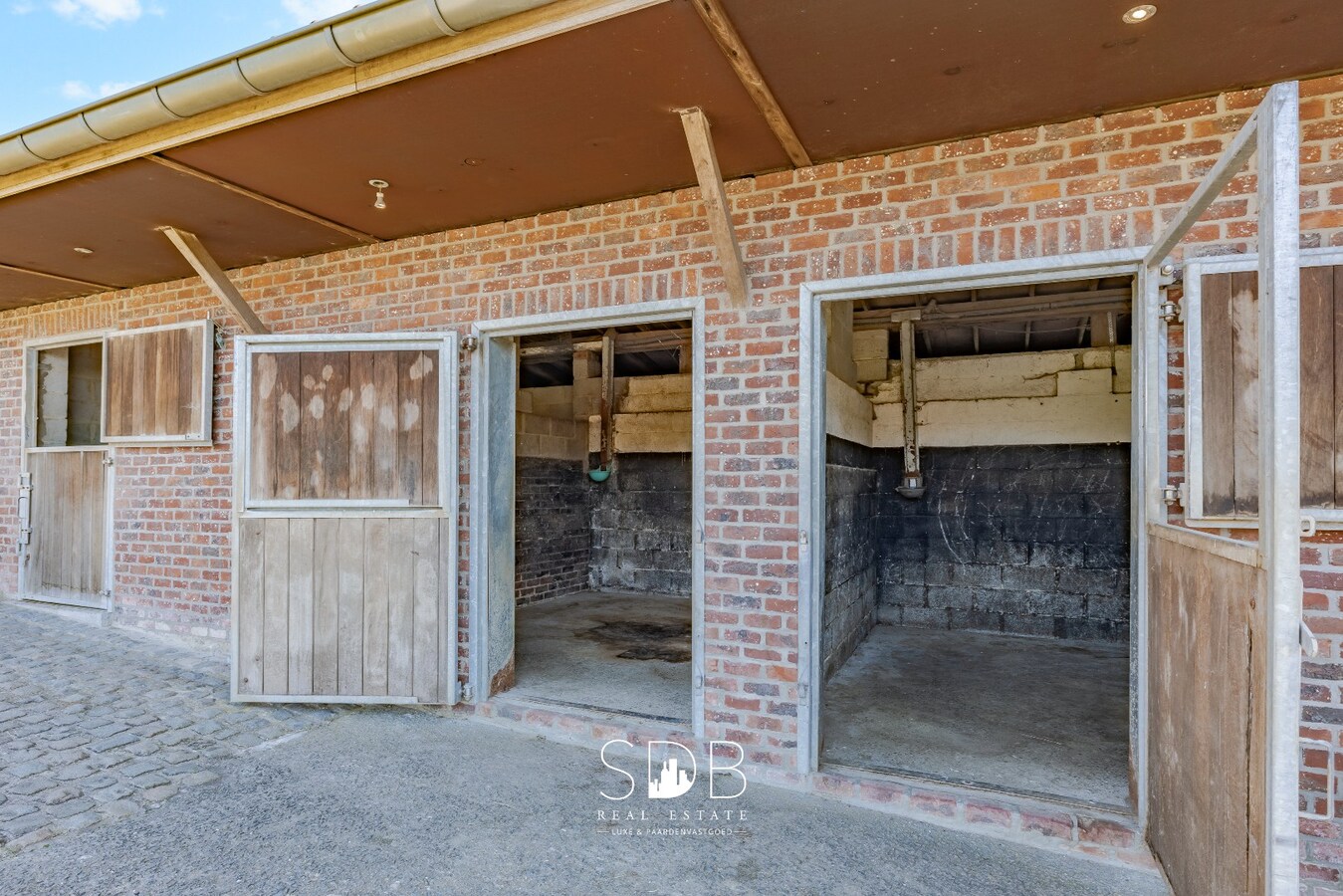Landelijke woning met stalgebouw, buitenpiste en graslanden 
