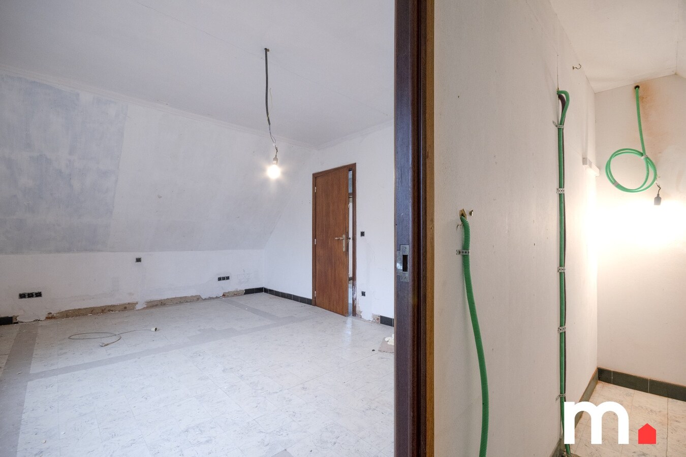 Halfopen bebouwing op 695 m2 met grote tuin en atelier te Lendelede ! 