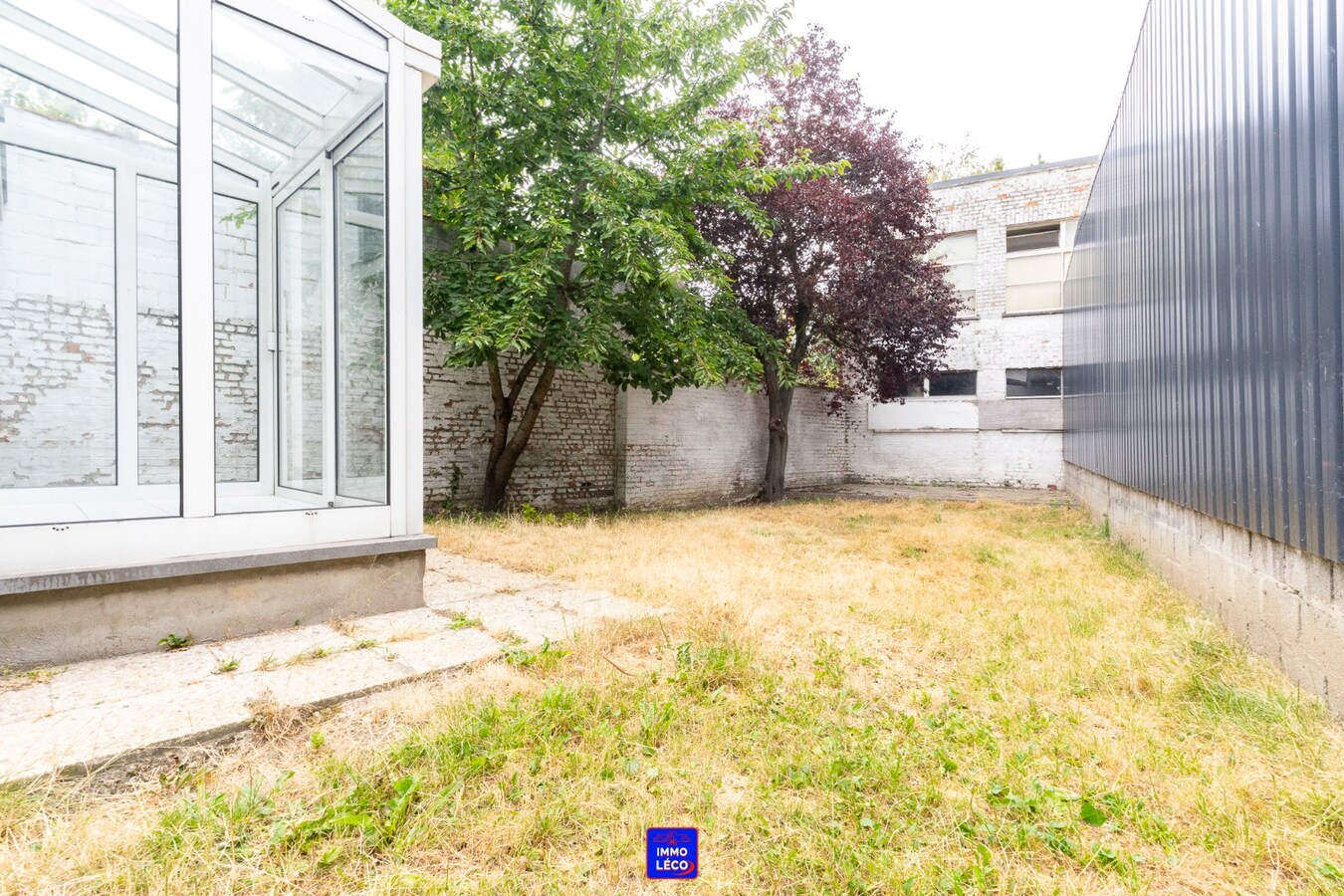 3 façades avec jardin et garage située à "La Coquinie". 