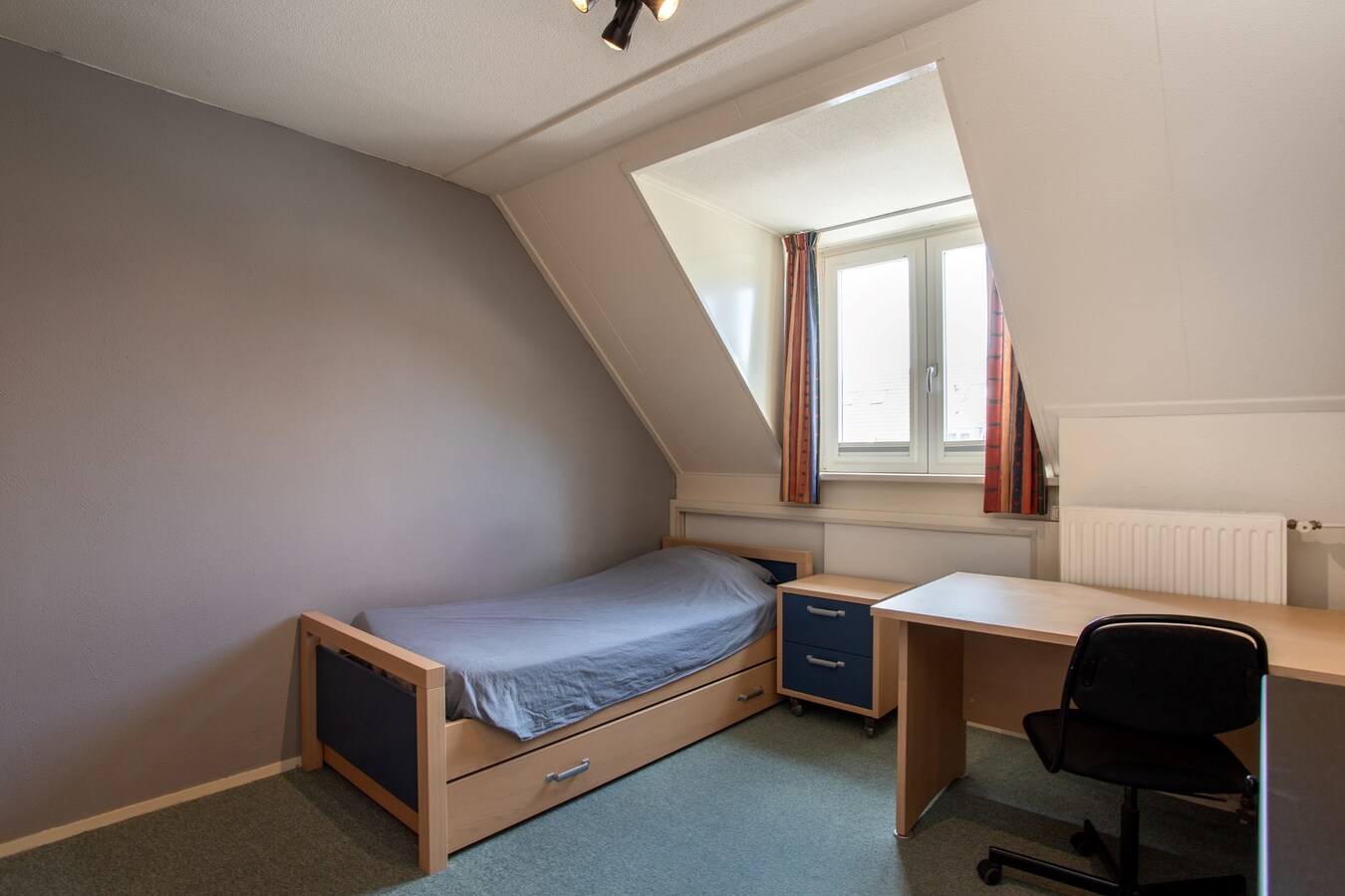 Royale gemoderniseerde gezinswoning met grote woonkamer, open keuken en vijf slaapkamers in hartje Middelbeers 