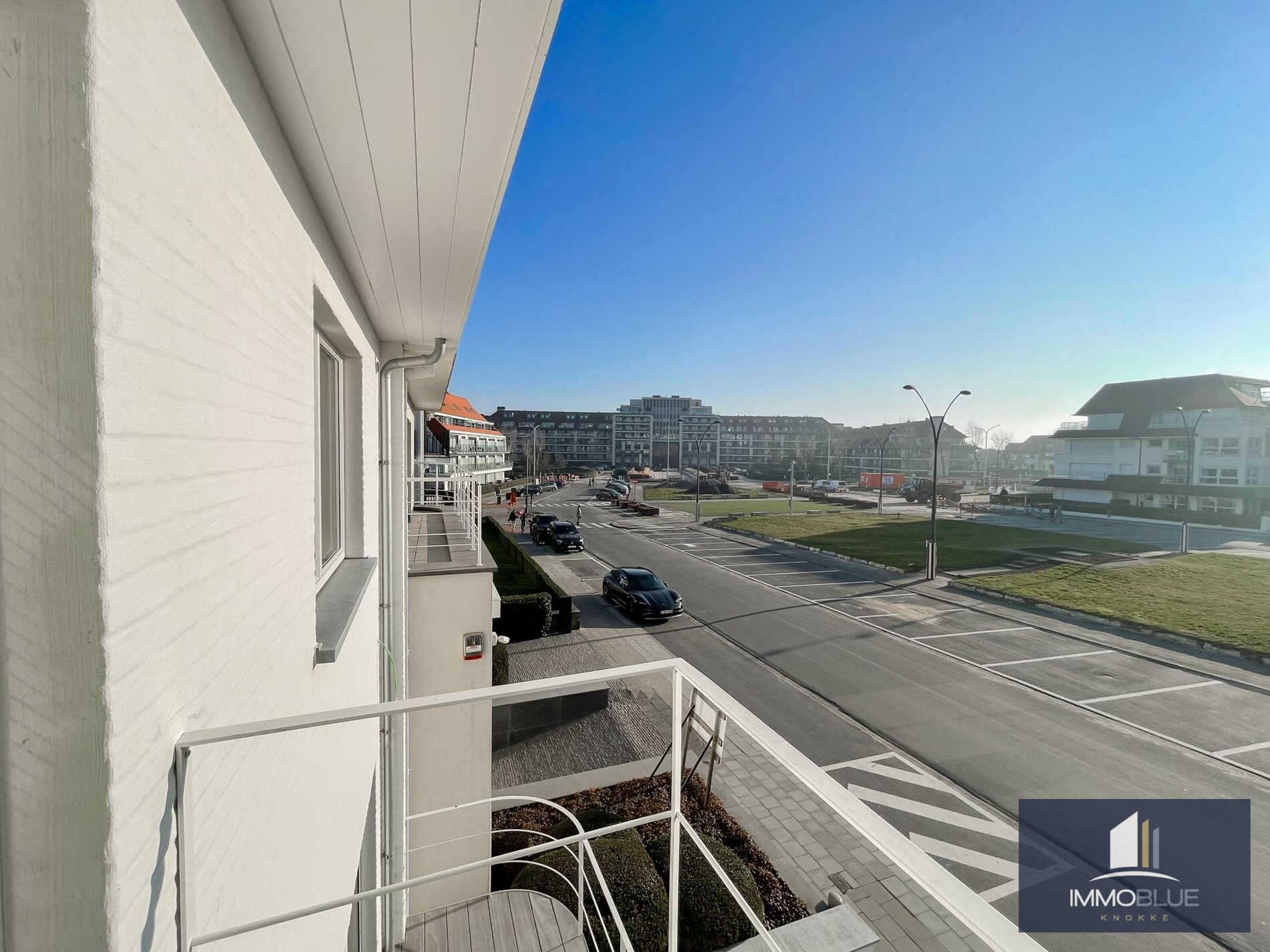 Exclusieve villa: Uitzonderlijk volledig gerenoveerde villa met frontaal zeezicht. 