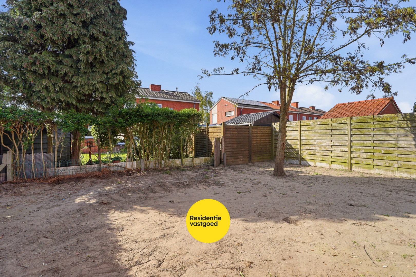 Halfopen bebouwing in een rustige woonwijk te Loppem 