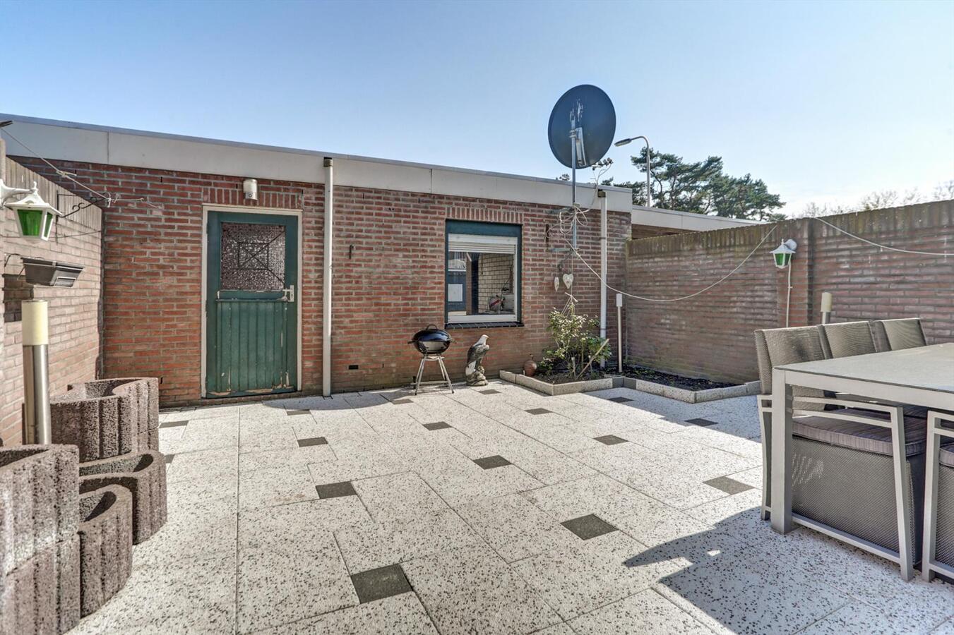 Tussenwoning met 4 slaapkamers en ruime garage van 6 x 5 m! 