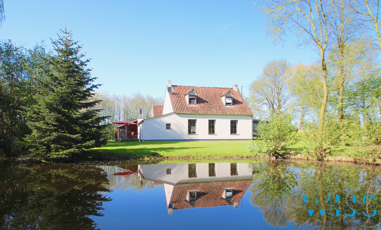 Fenomenaal gelegen Hoeve met bijgebouwen te Assenede ! 