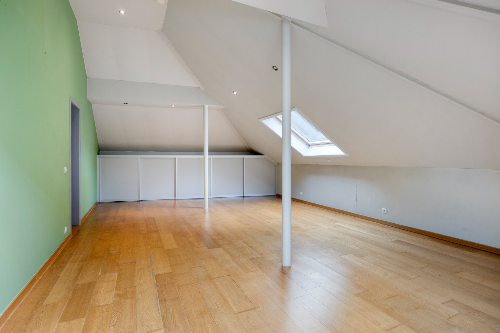 Appartement met 3 slaapkamers, autostaanplaats en terras in het centrum van Lubbeek – EPC 220 kWh/m² - bewoonbare opp. 182 m² 