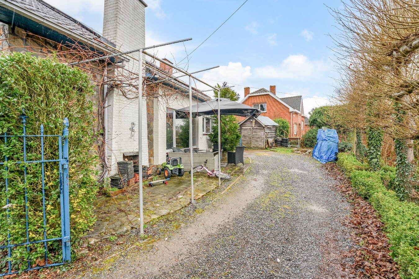 Op te knappen karakteristieke hoekwoning, 4 slpk, (EPC-label C) gelegen aan het Haspengouwse landschap. 