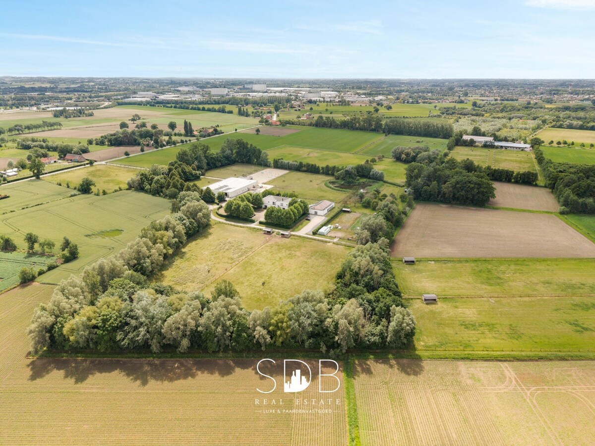 Prachtige villa met hippische accommodatie en graslanden +/-  23 ha 