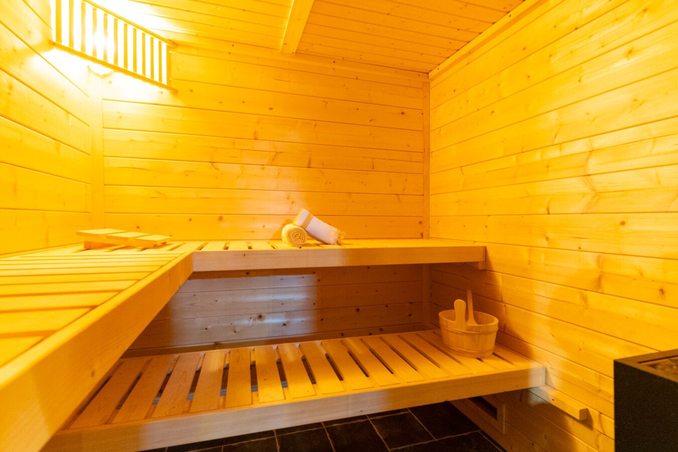 Ensemble immobilier érigé sur 2448m² (Corps de ferme, profession libérale, SPA Airbnb) 