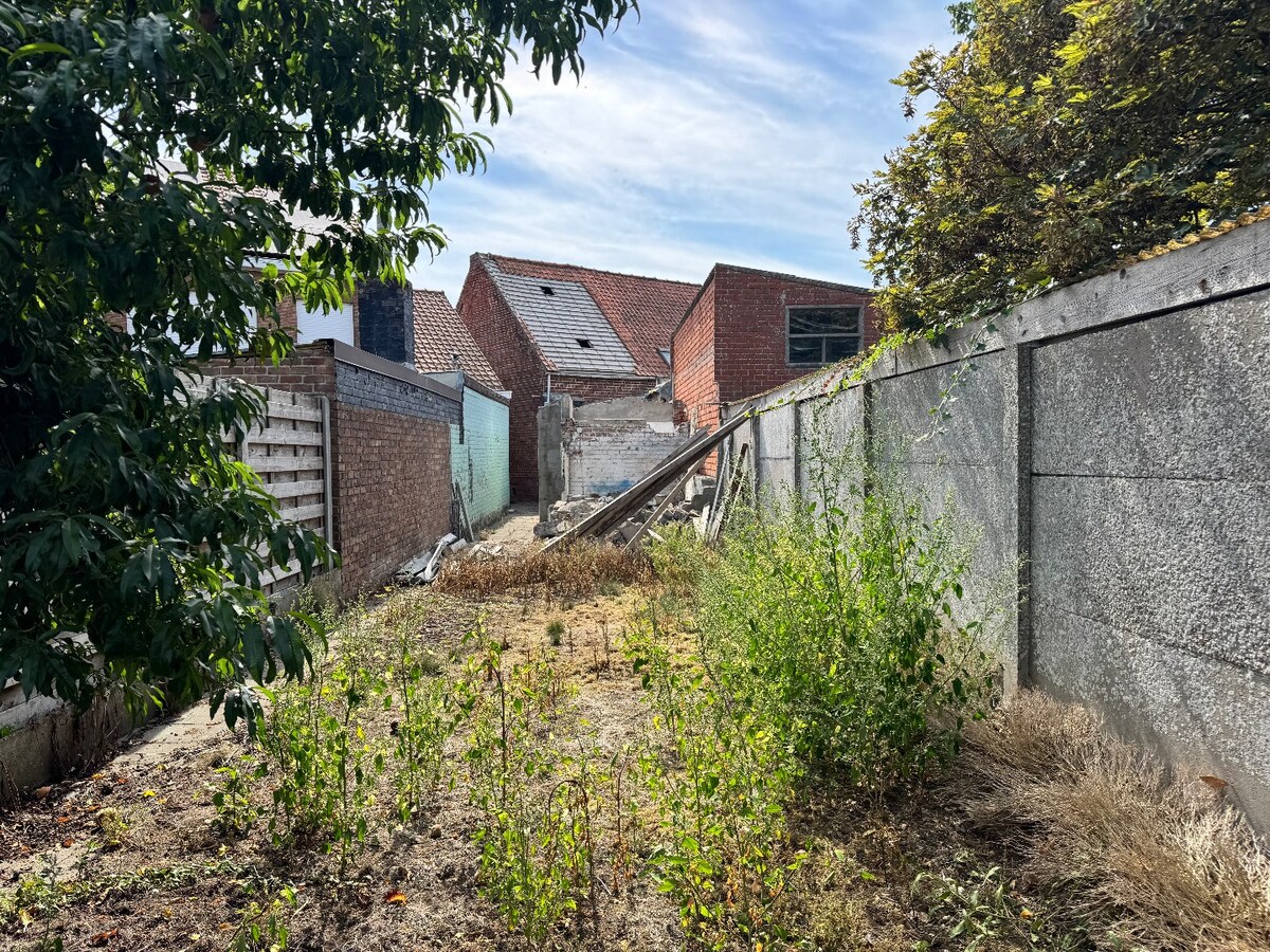 Gedeeltelijk afgebroken woning met potentieel te Koekelare 