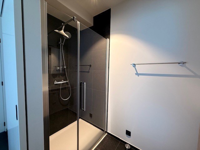 Nieuwbouwappartement met 1 slaapkamer, terras en autostandplaats te Maasmechelen. 