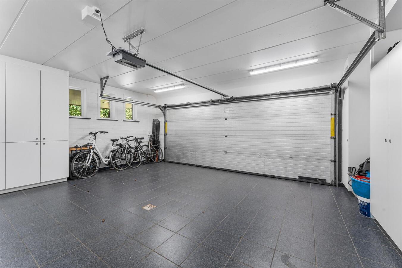 Zéér rustig gelegen woning met 5 slaapkamers en kantoorruimte te Kortemark 