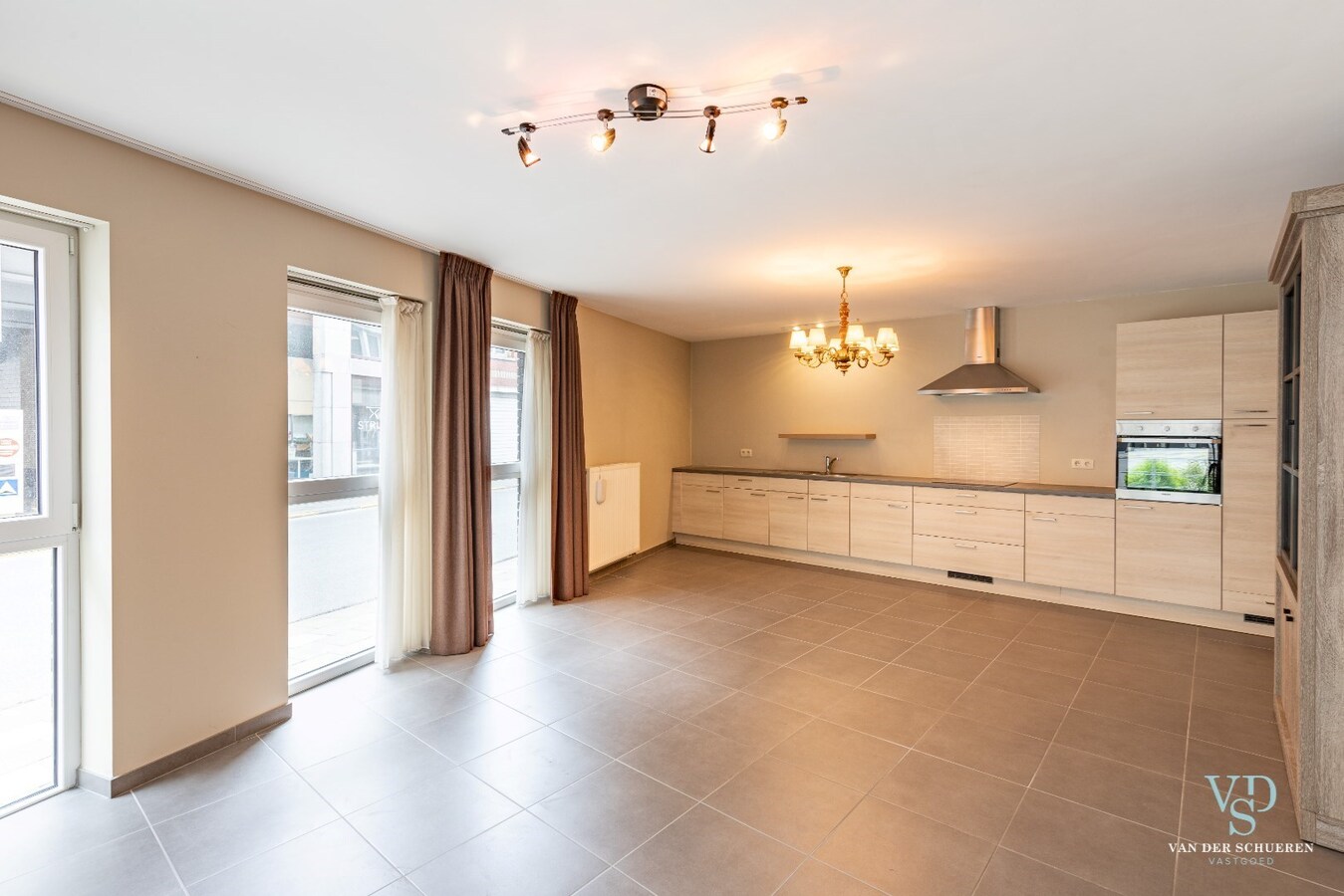 Ruime,  recente assistentie-flat. 