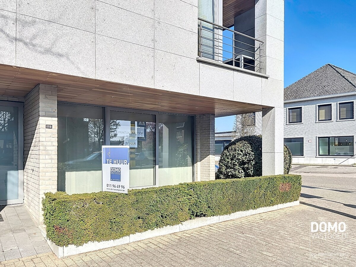 KANTOOR/PRAKTIJKRUIMTE TE HUUR IN CENTRUM KERMT MET ONDERGRONDSE AUTOSTANDPLAATS 