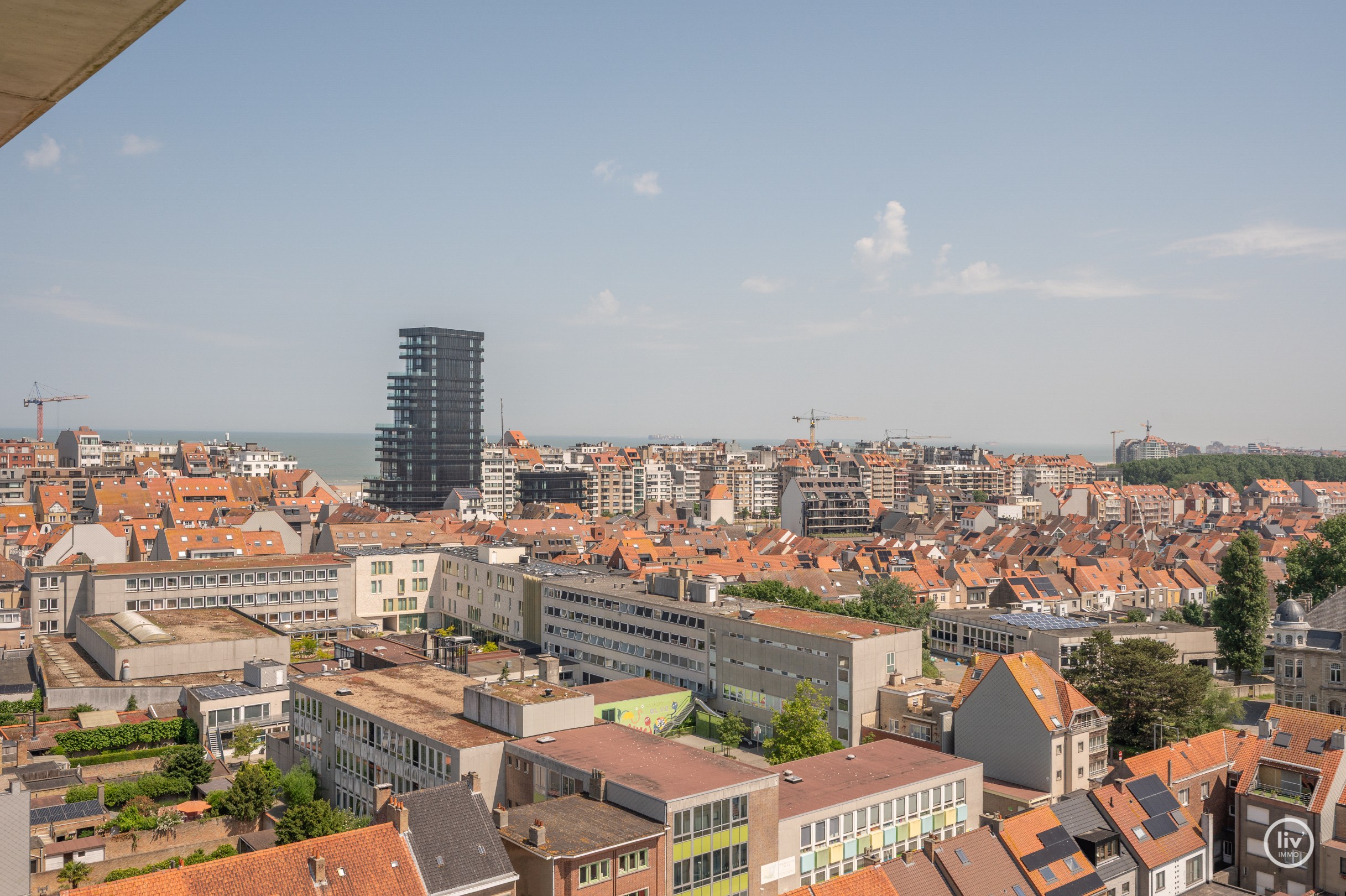 Centraal gelegen 3-kamer appartement te Res. Hoost met ruim terras genietend van zijdelings zeezicht! 