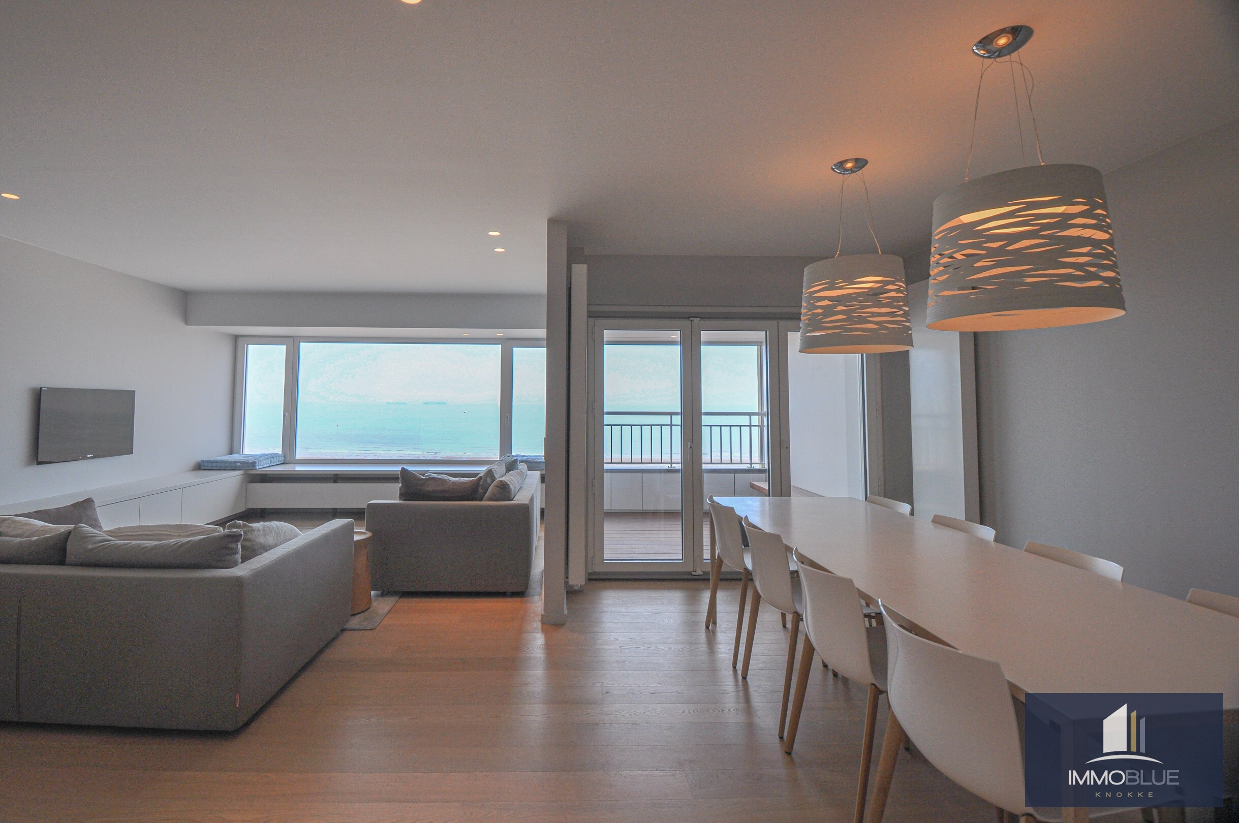 L’appartement bénéficie d’une double orientation, avec une vue frontale sur la mer à l’avant et une vue dégagée sur l’arrière-pays à l’arrière. 