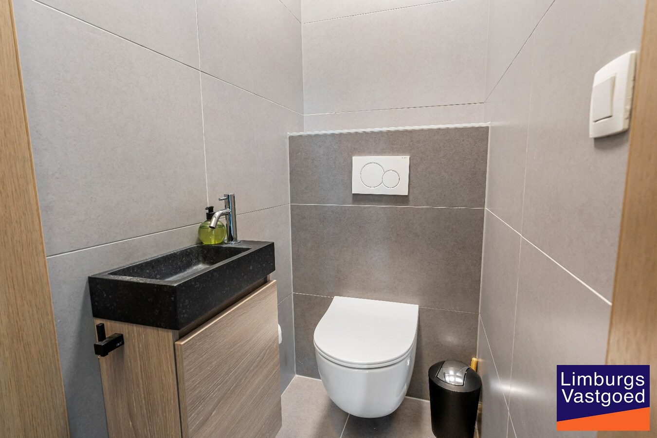 Exclusief gelijkvloers appartement met ruime terrassen, 2 slpk, extra brede autostaanplaats, centrum Genk 