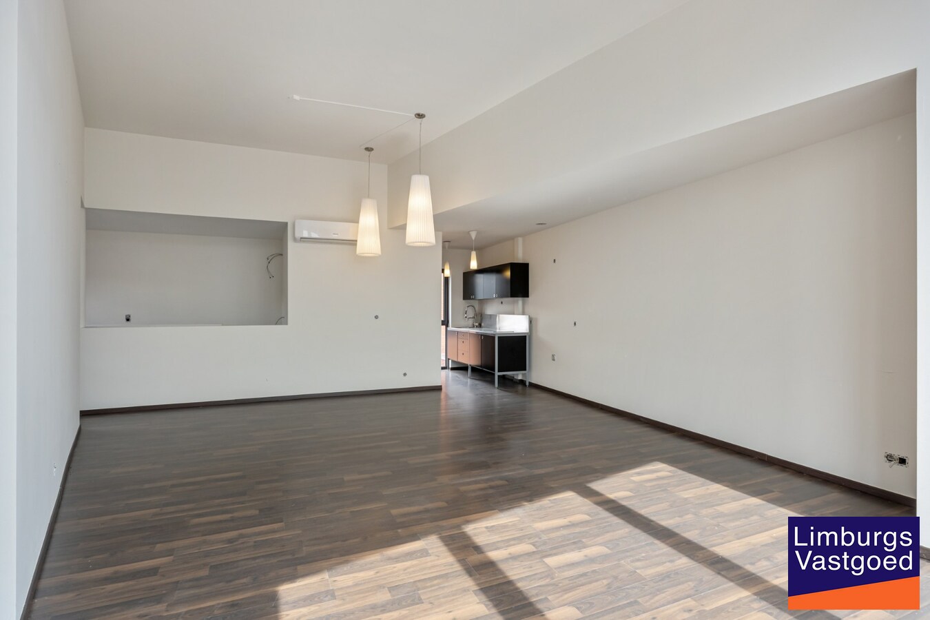 Handelspand, 150m², met 1-slaapkamerappartement op topligging in het centrum 