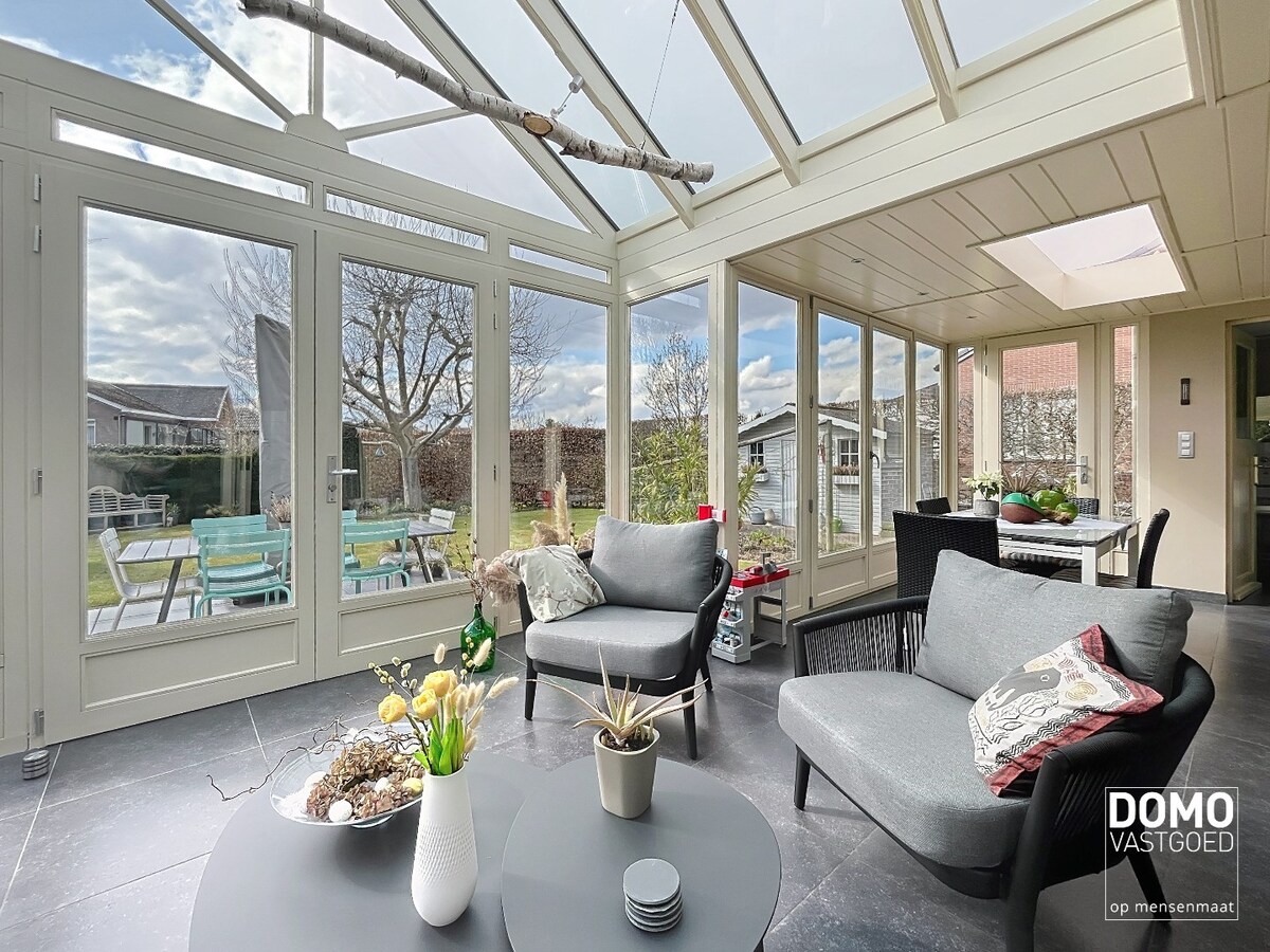 Ruime woning met 4 slaapkamers, groene tuin, terras en inpandige garage 