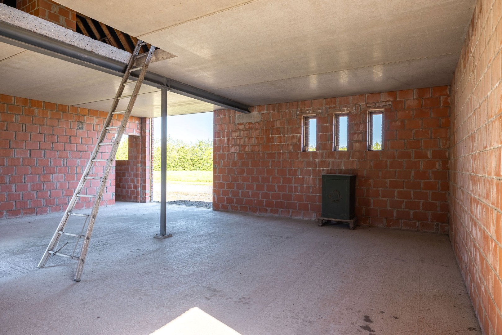 Landelijk gelegen ruwbouwhoeve met bijgebouwen op uitzonderlijk perceel van ca. 9.331 m² 