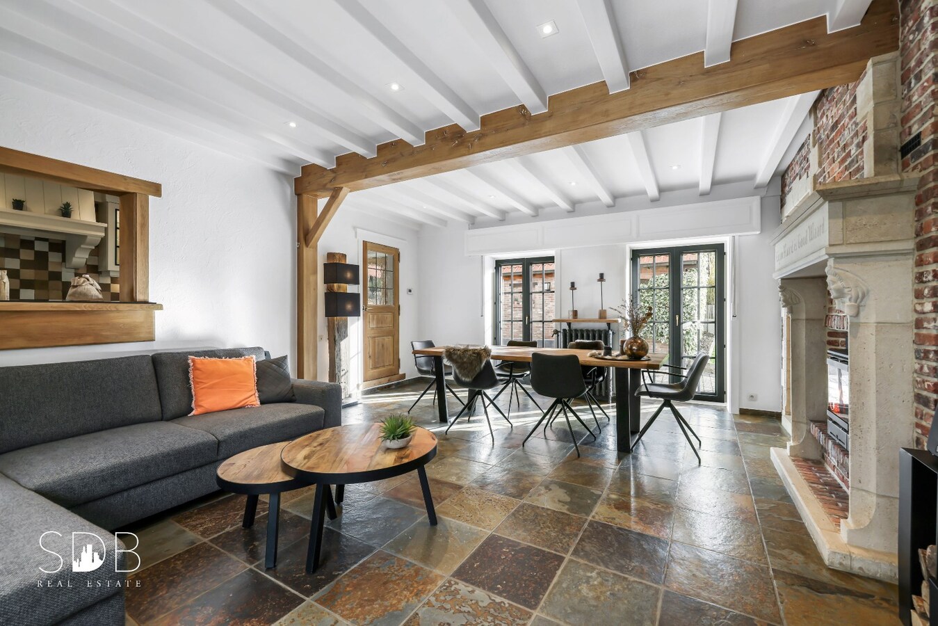 Landelijke villa met zwembad, paardenfaciliteiten en piste op circa 2 HA 