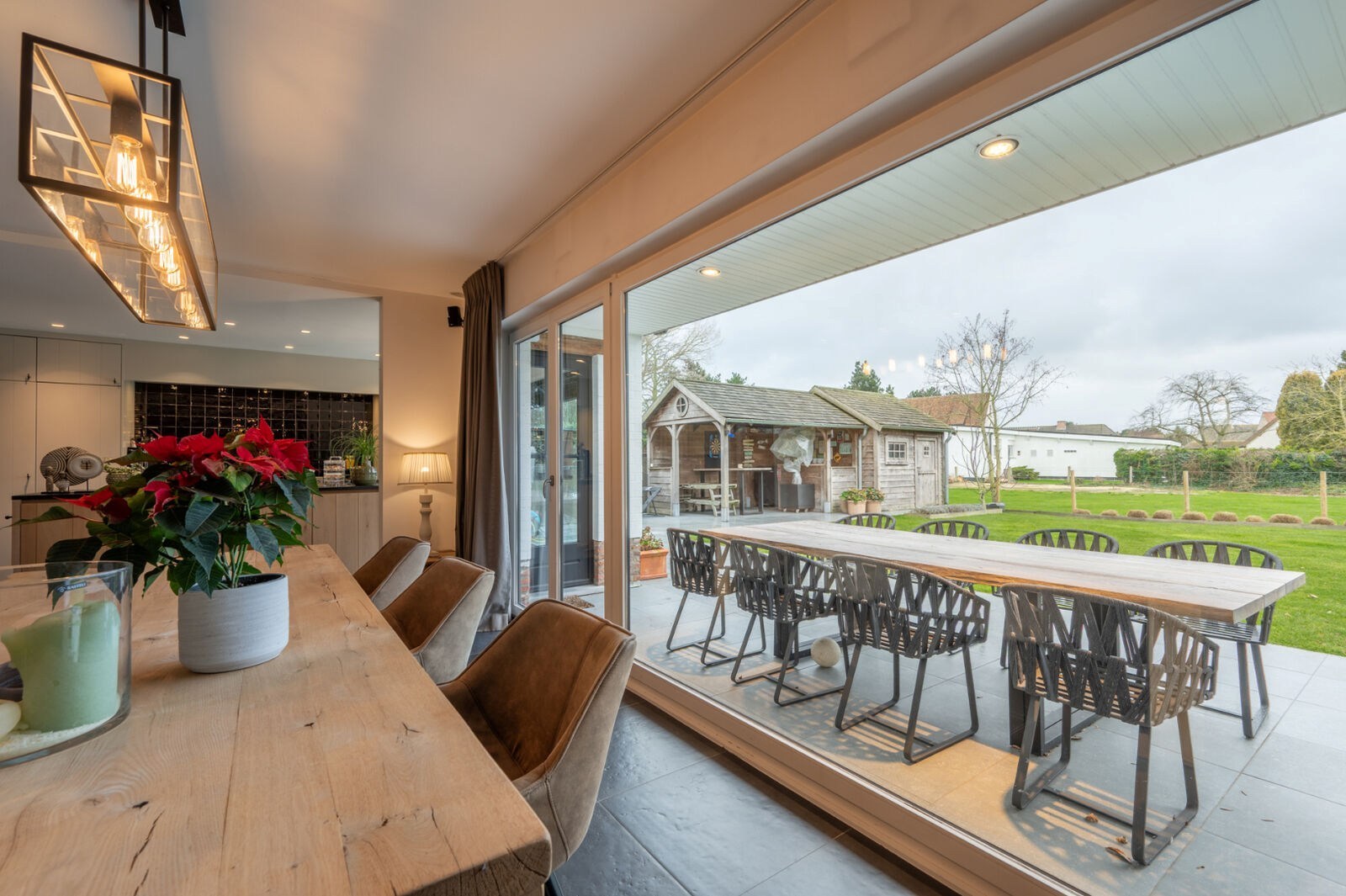 Prachtig gerenoveerde alleenstaande villa geniet van een uitstekende centrale ligging, op slechts enkele minuten van het centrum van Knokke. 