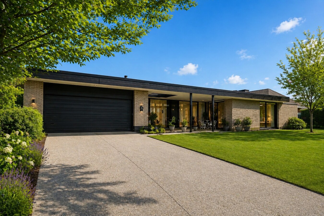 Unieke Villa te Roeselare op 2258m² met 28 zonnepanelen en 432m² bewoonbare oppervlakte! 