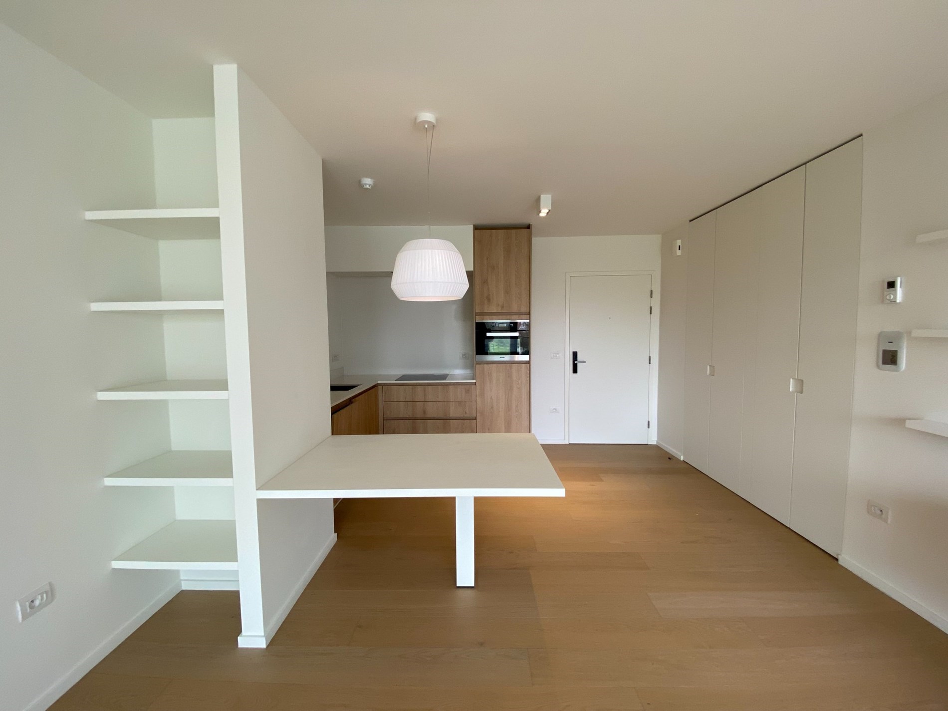 ONGEMEUBELD: SERVICEFLAT: Lichtrijk 1-slaapkamer appartement met een groot terras en mooi open zicht op het cultuurcentrum Scharpoord in de Residentie Cypres. 