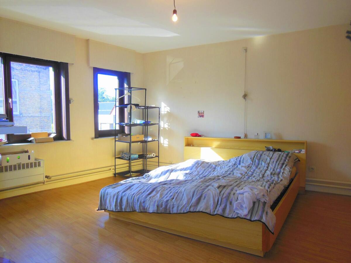 Rijwoning met zonnige tuin en garage 