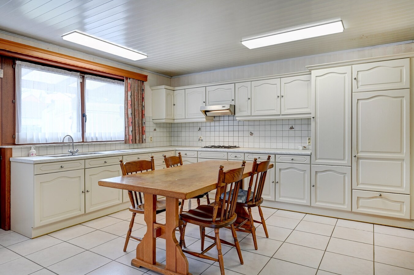 Open bebouwing met 4 slaapkamers 