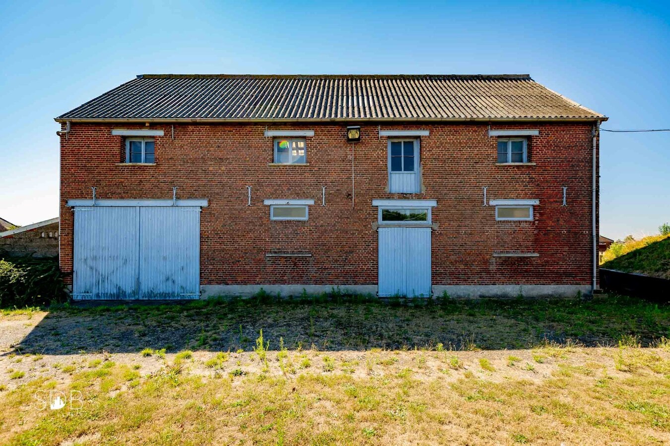 Hedendaagse woning met diverse bijgebouwen op 8.255m² 