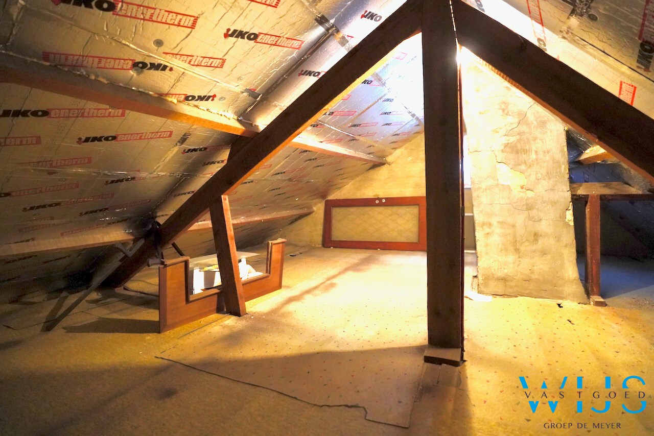 Halfopen bebouwing met vernieuwd dak en topligging in hartje Evergem ! 