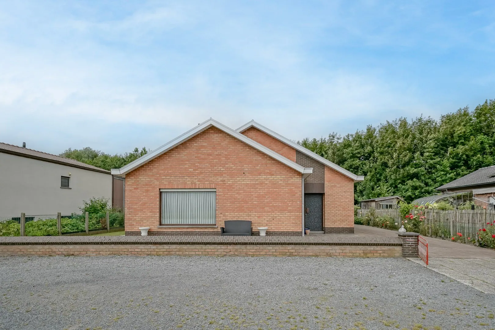 Kwalitatieve ruime vrijstaande bungalow met 2 garages