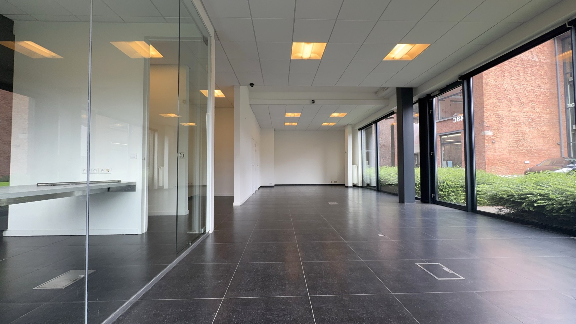 Instapklaar gelijkvloers kantoor te huur nabij station Gent-Dampoort