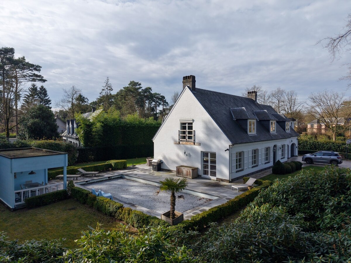 Prachtig gelegen villa met zwembad en poolhouse op een perceel van 1.907 m² in Koningshof te Schoten. 