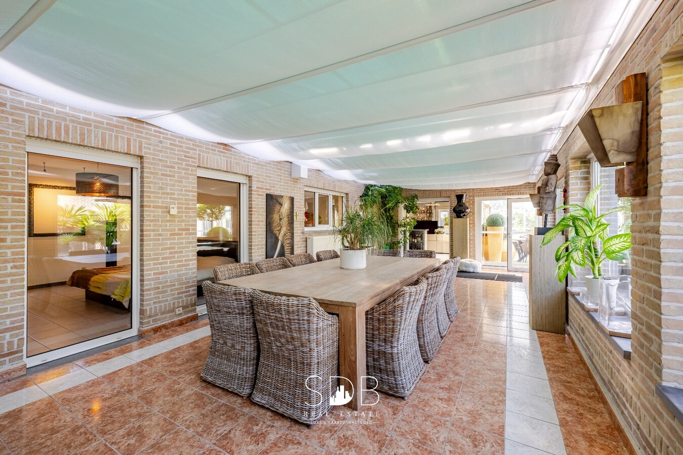 Hedendaagse villa met dubbele garage, zwembad en magazijn op 2.937m² 