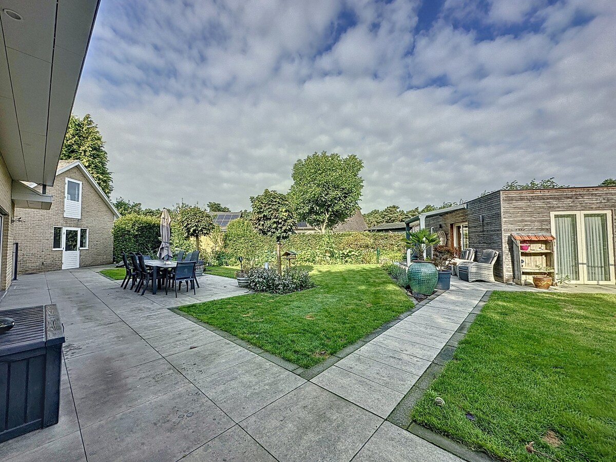 Deze woning is gelegen in Kaulille, een deelgemeente van Bocholt, in een doodlopende straat met een gezellig pleintje. 