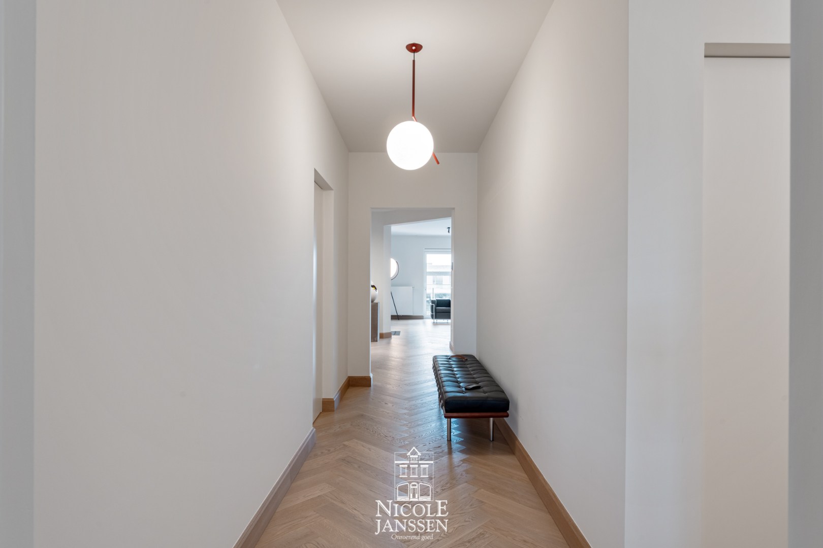 Hal met toegang tot de verschillende kamers