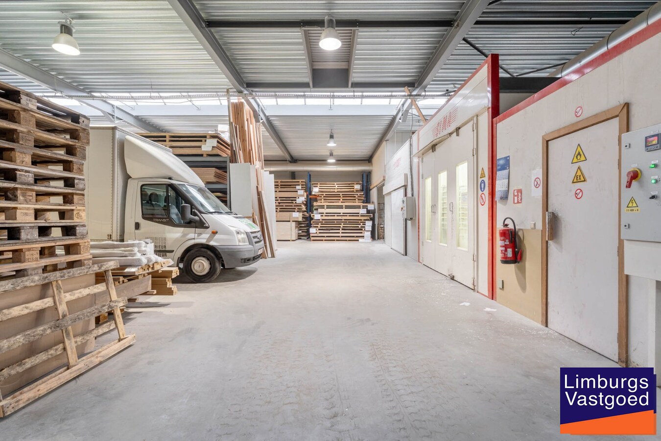 Industrieel gebouw, met woonst.1.696m², met kantoren 120m² + appartement 120m², Genk-Zuid 