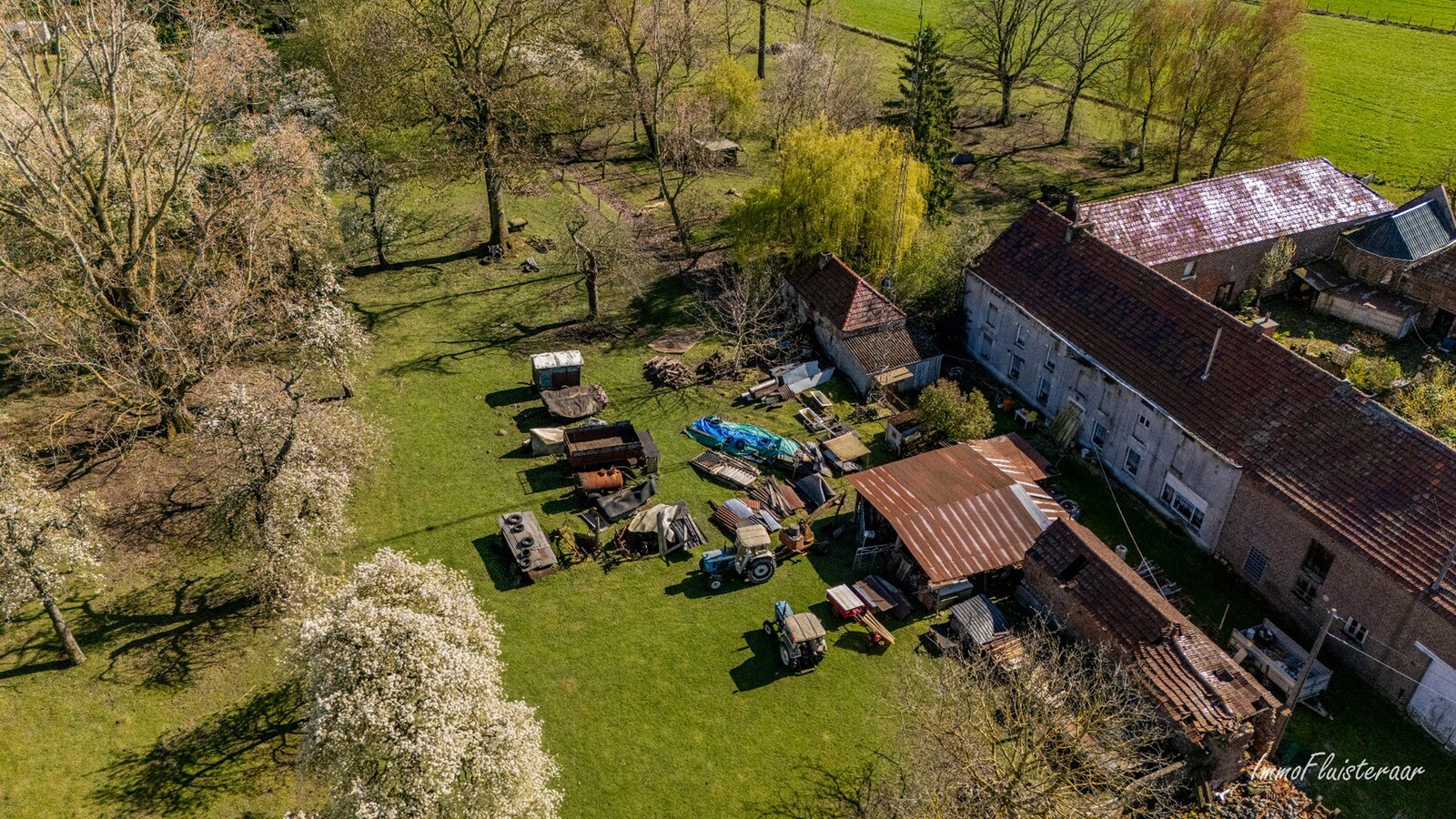 Te renoveren vierkantshoeve op een ruim perceel van ca. 2,6ha te Kortenaken 