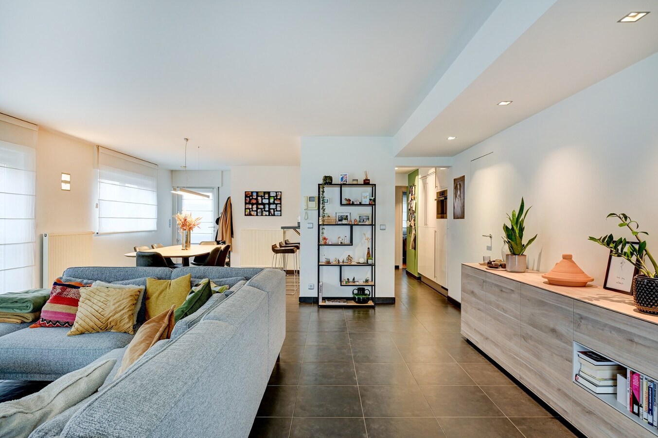 Ruim, centraal gelegen appartement met twee slaapkamers en staanplaats 