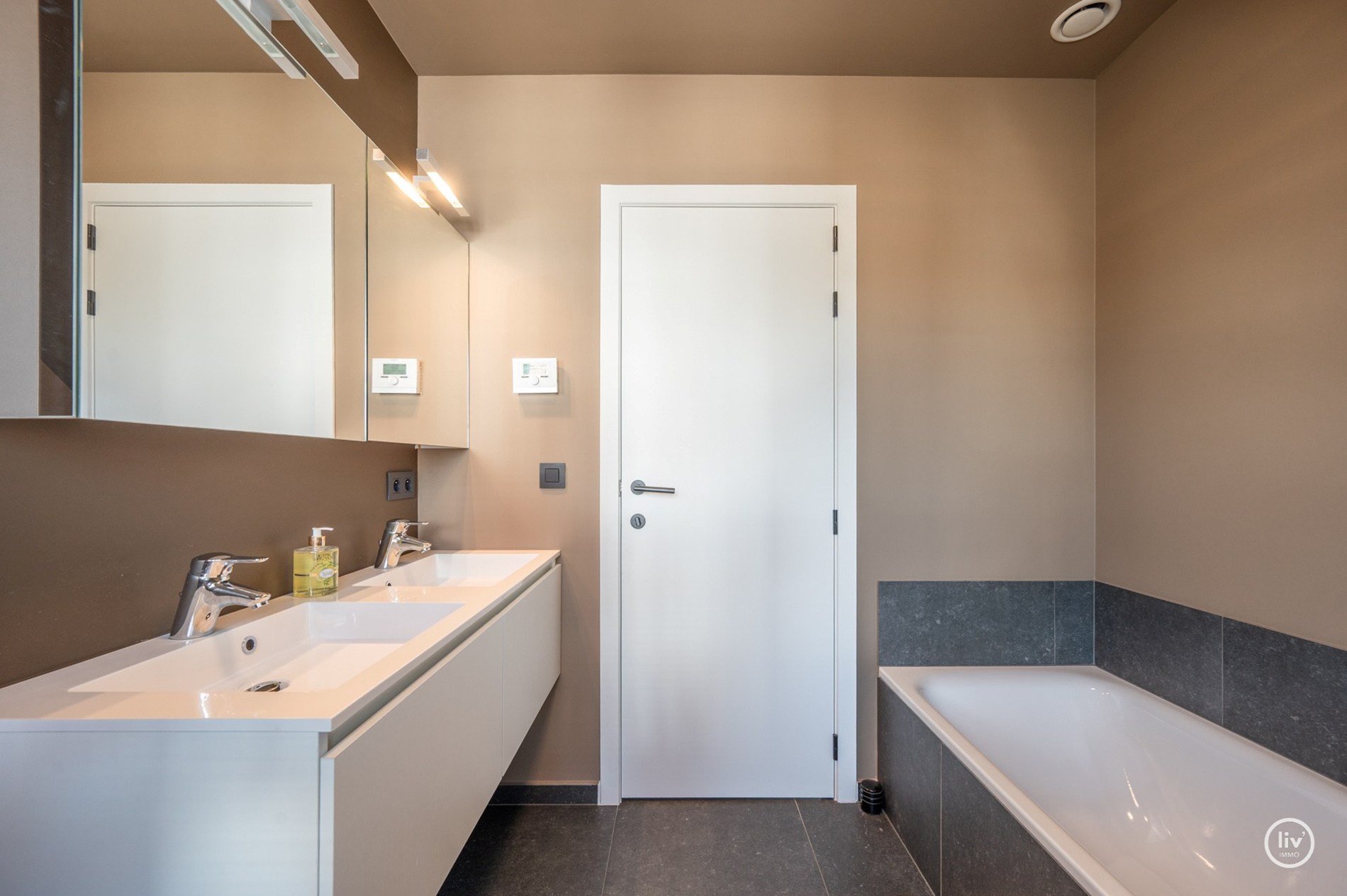 Prachtige halfopen woning met 5 slaapkamers en mooie tuin gelegen in Knokke. 