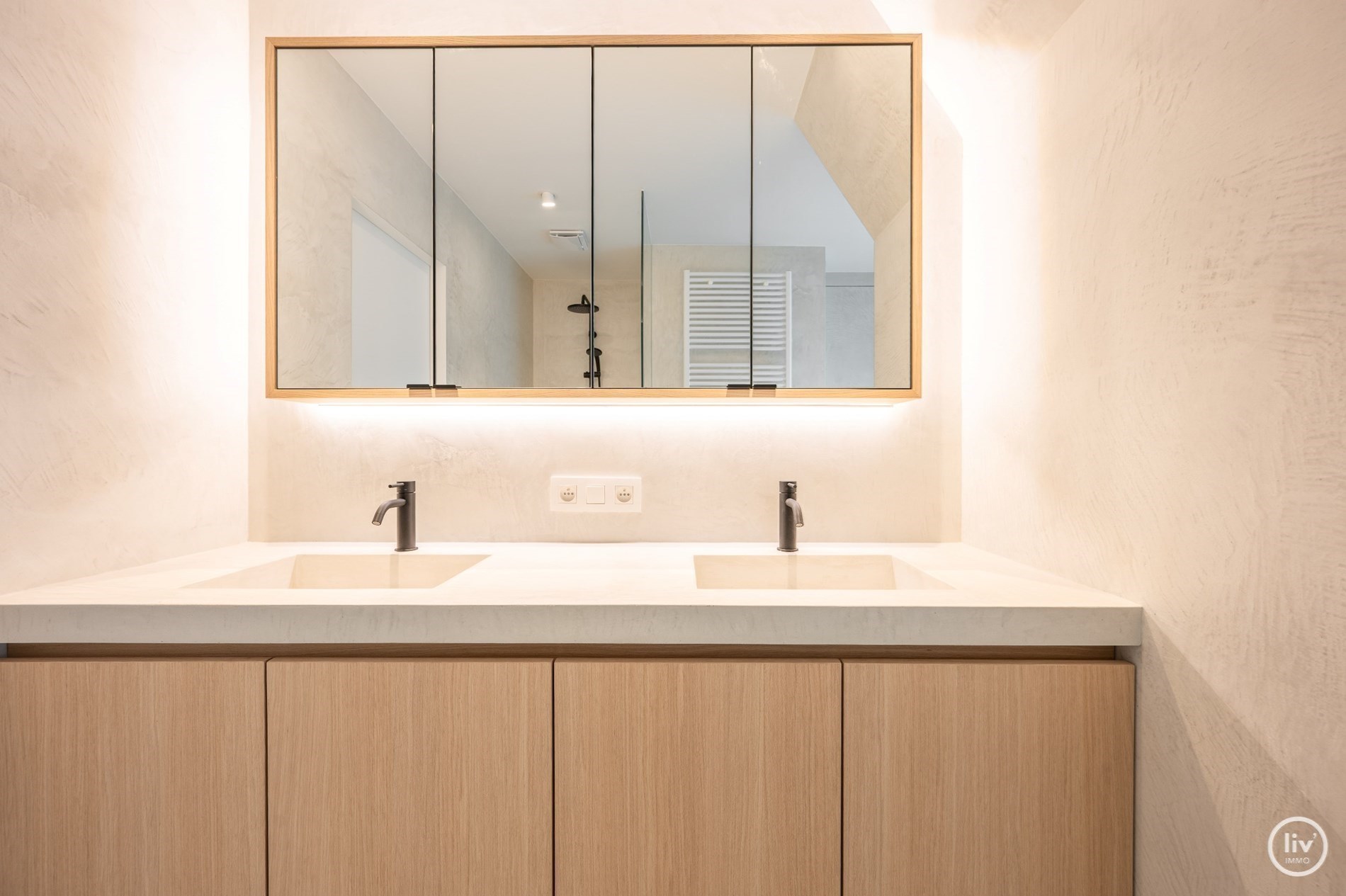 Superbe appartement en duplex magnifiquement rénové avec une spacieuse terrasse orientée vers l'ouest, situé sur la Lippenslaan à Knokke. 