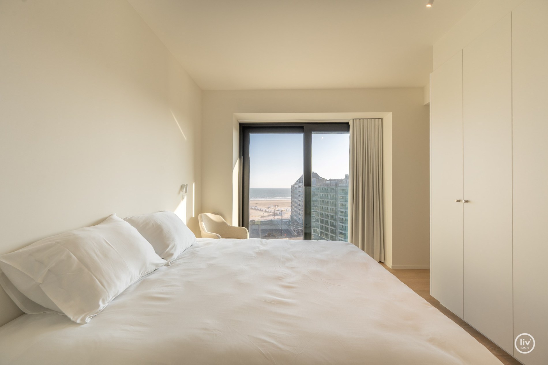 Appartement en duplex à vendre dans le prestigieux et nouveau projet architectural Tour des Héros, situé sur la place des Héros à Heist, avec une vue frontale sur la digue et la mer, à proximité de no 