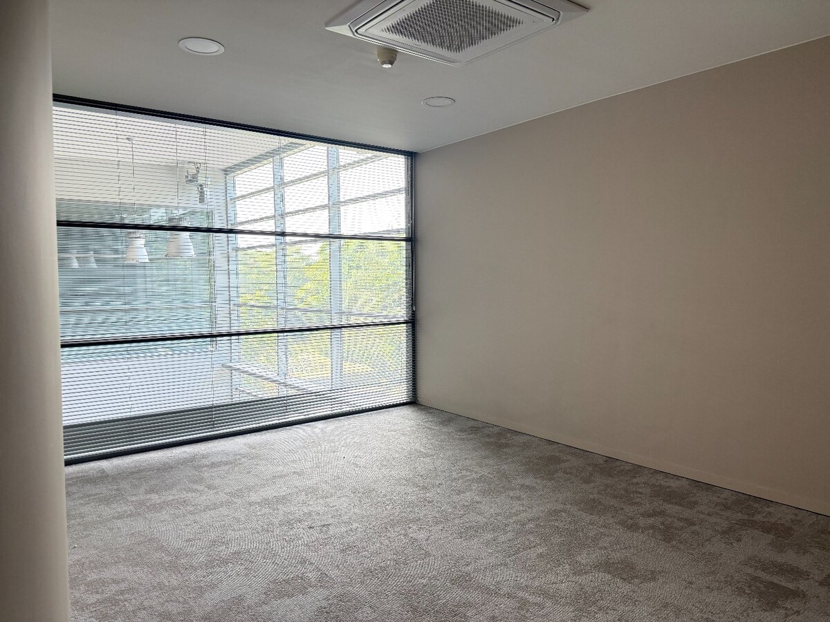 Centre d’Affaires « Excellence » – Bureau à louer ± 210 m² avec parkings 