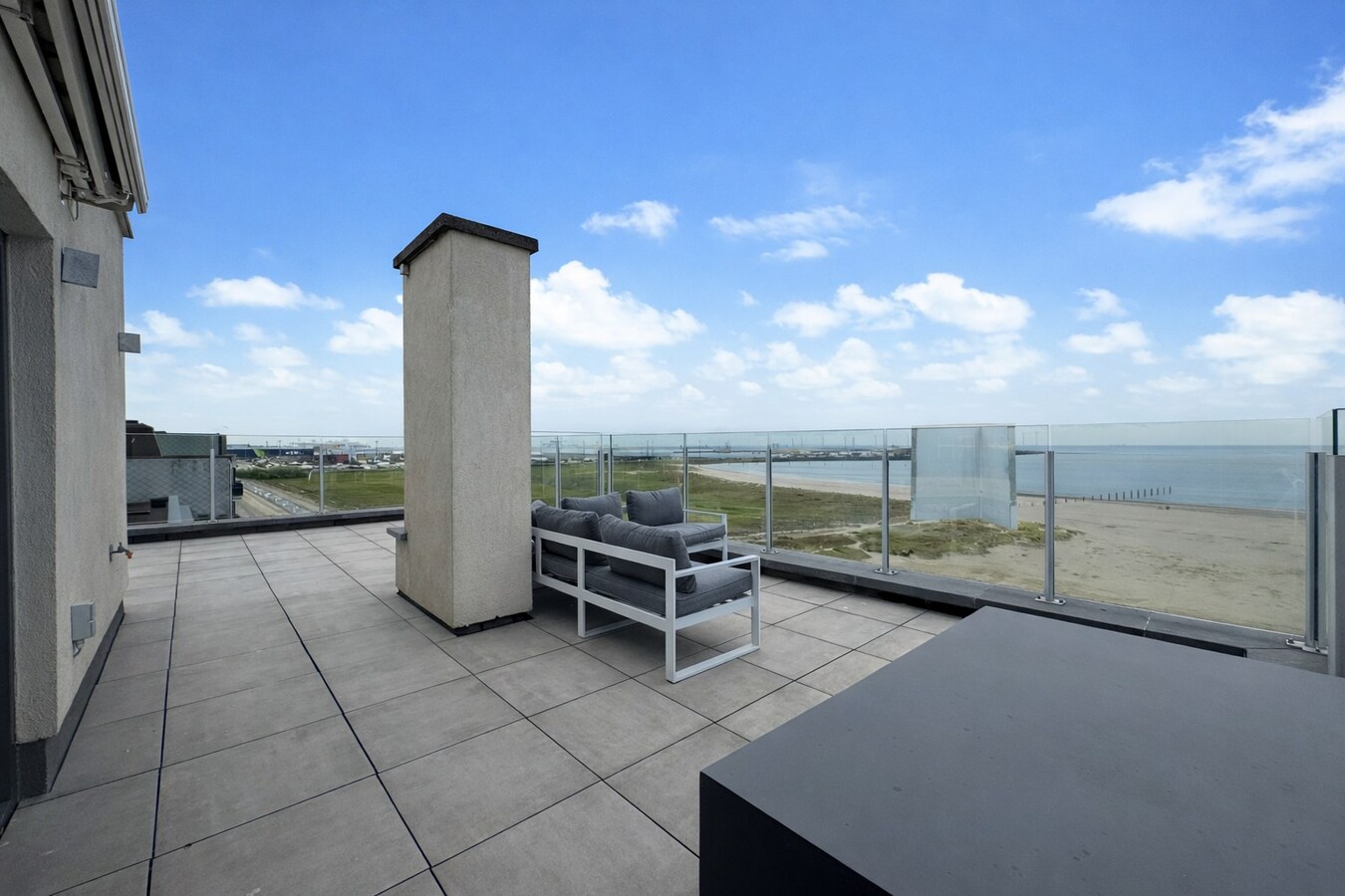 Exclusief hoekpenthouse met uitzonderlijk zeezicht en riant zonneterras in Heist. 