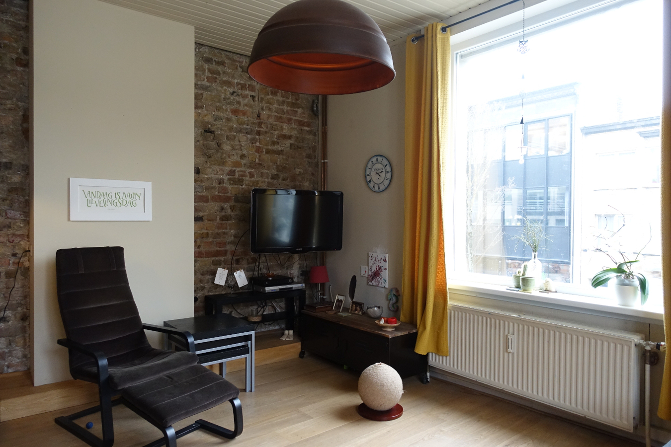 Polyvalent hoekpand met karaktervol appartement en terras 