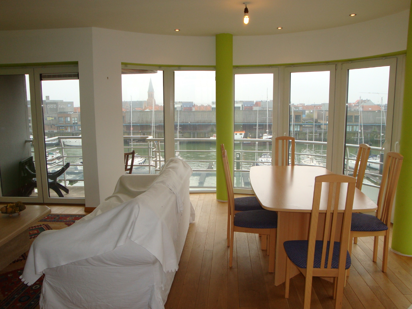 2 slaapkamer appartement met zicht op jachthaven. 